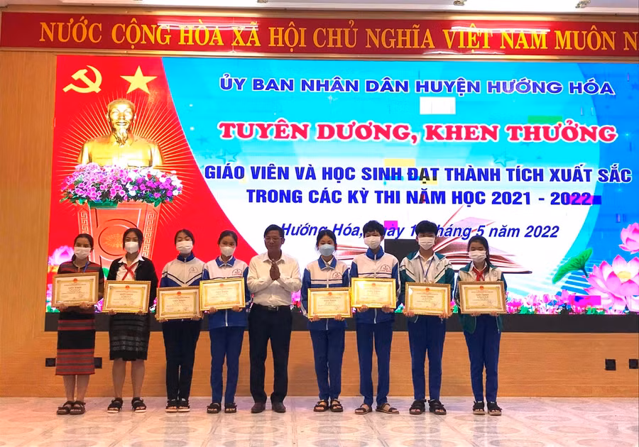 Những học sinh đạt thành tích cao được khen thưởng.