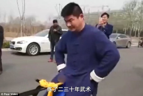 Người đàn ông dùng Nguoi dan ong dung