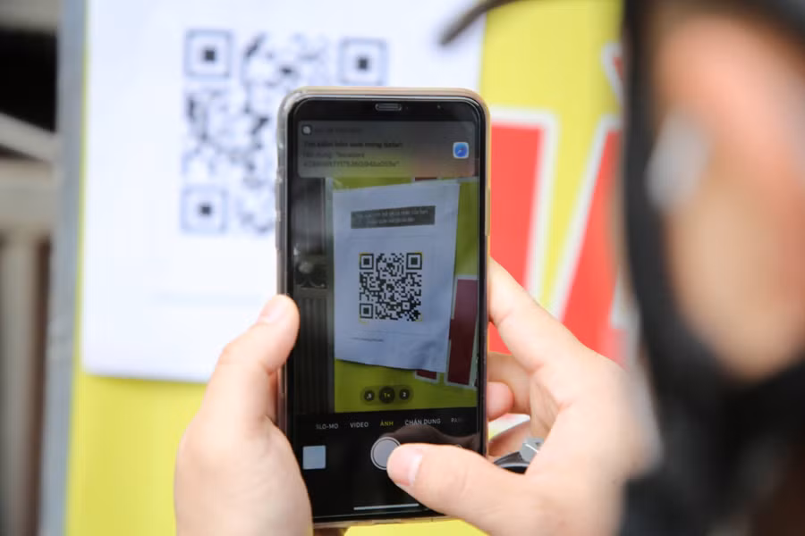 Hà Nội: Người dân xếp hàng dài quét mã QR vào làng Phú Đô ảnh 4