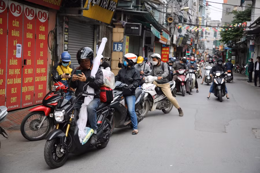 Hàng dài các phương tiện xếp hàng quét mã QR để vào làng Phú Đô.