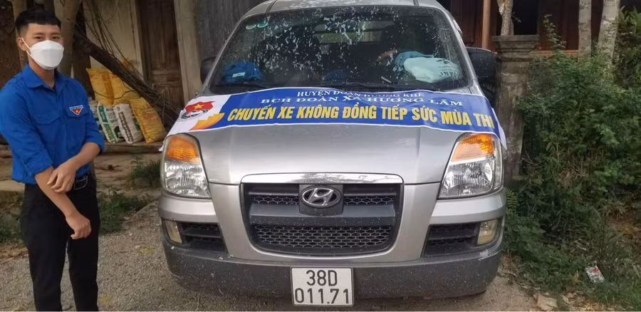 Chuyến xe không đồng đưa đón các thí sinh khó khăn đến điểm thi.