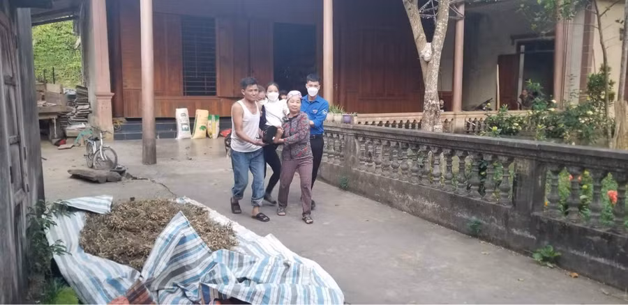 Thí sinh Đinh Hải Yến được tình nguyện viên đến tận nhà đưa đón đến hội đồng thi.