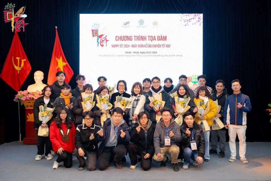 Niềm vui được Ban tổ chức tặng Kỷ niệm chương của nhóm sinh viên tình nguyện ngành Quản trị truyền thông đa phương tiện, Đại học FPT.