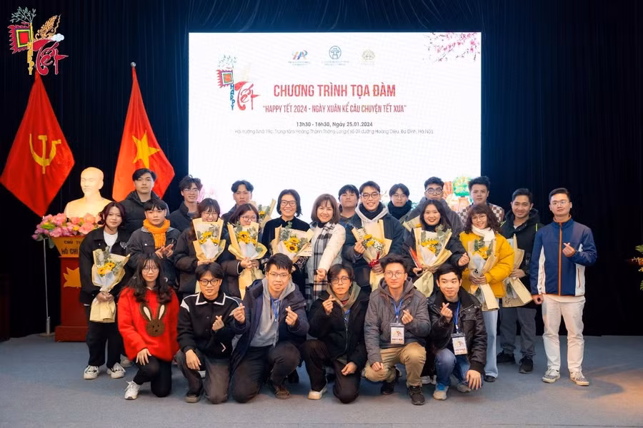 Niềm vui được Ban tổ chức tặng Kỷ niệm chương của nhóm sinh viên tình nguyện ngành Quản trị truyền thông đa phương tiện, Đại học FPT.