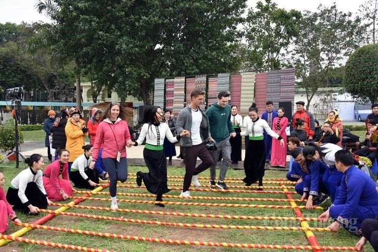 Khách tham quan hào hứng với các hoạt động trải nghiệm.