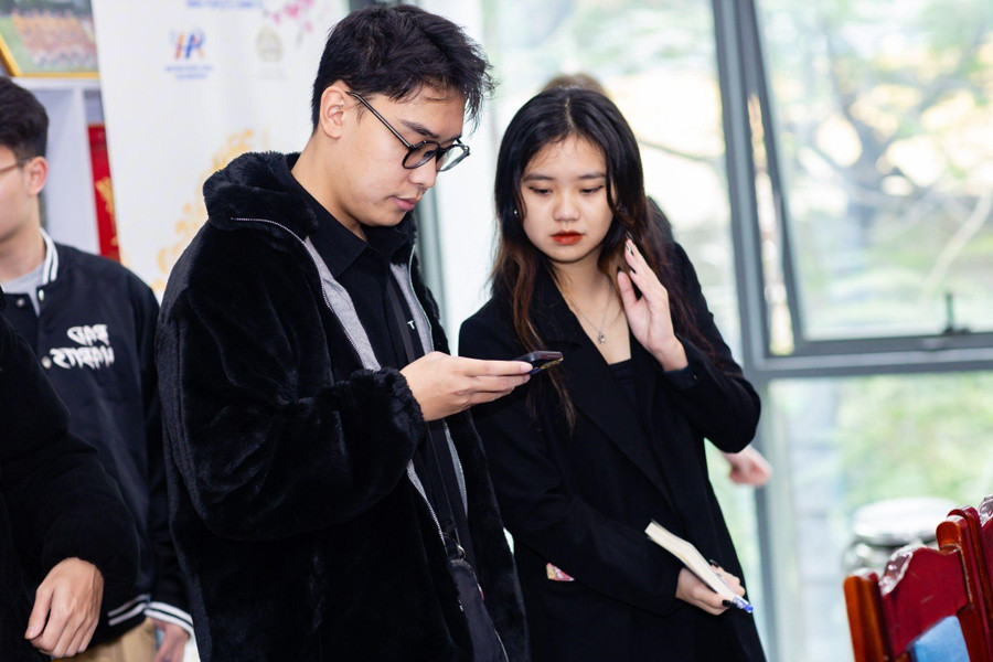 Bùi Nghĩa Dương, thành viên của nhóm kiểm tra các sản phẩm truyền thông trên các nền tảng.