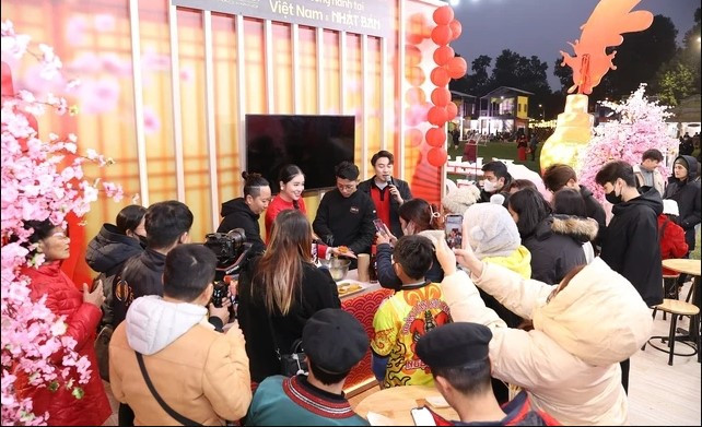 Gian hàng nào cũng “hút” các bạn trẻ.