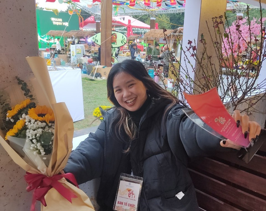 Nguyễn Hương Huyền cùng nhóm bạn đã thực hiện TVC “Về nhà ăn Tết”.