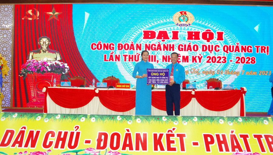 Lãnh đạo LĐLĐ Quảng Trị trao ủng hộ xây nhà công vụ cho giáo viên. Lãnh đạo LĐLĐ Quảng Trị trao ủng hộ xây nhà công vụ cho giáo viên.