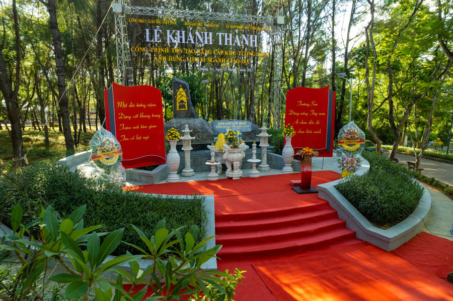 Khu tưởng niệm các anh hùng, liệt sĩ ngành GD&ĐT tại Nghĩa trang liệt sĩ quốc gia Trường Sơn được nâng cấp khang trang. Khu tưởng niệm các anh hùng, liệt sĩ ngành GD&ĐT tại Nghĩa trang liệt sĩ quốc gia Trường Sơn được nâng cấp khang trang.