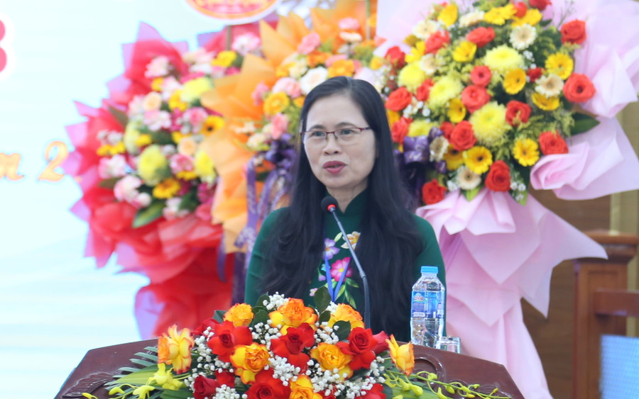 Bà Nguyễn Thị Bích Hợp - Phó Chủ tịch Công đoàn Giáo dục Việt Nam biểu dương những kết quả đạt được của ngành giáo dục Quảng Trị. Bà Nguyễn Thị Bích Hợp - Phó Chủ tịch Công đoàn Giáo dục Việt Nam biểu dương những kết quả đạt được của ngành giáo dục Quảng Trị.