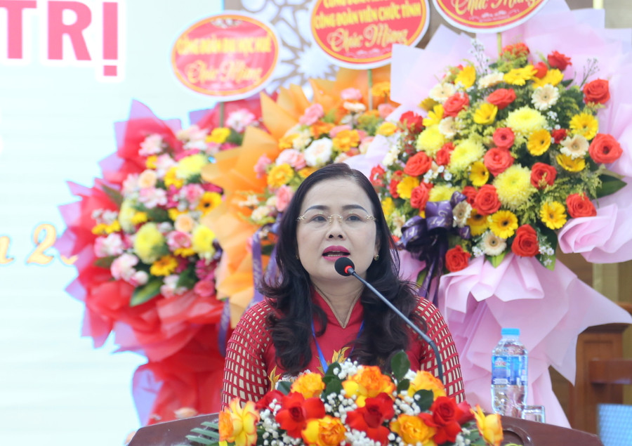 TS Lê Thị Hương – Giám đốc Sở GD&ĐT Quảng Trị ghi nhận những kết quả đạt được của Công đoàn ngành Giáo dục nhiệm kỳ vừa qua. TS Lê Thị Hương – Giám đốc Sở GD&ĐT Quảng Trị ghi nhận những kết quả đạt được của Công đoàn ngành Giáo dục nhiệm kỳ vừa qua.