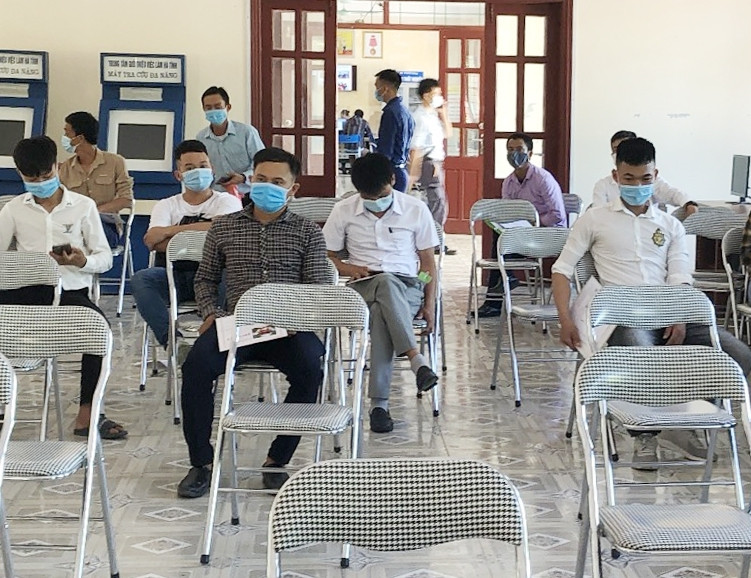 Các ứng viên tham gia phỏng vấn tại Sàn giao dịch việc làm cơ sở 2, phường Kỳ Long, TX Kỳ Anh Các ứng viên tham gia phỏng vấn tại Sàn giao dịch việc làm cơ sở 2, phường Kỳ Long, TX Kỳ Anh