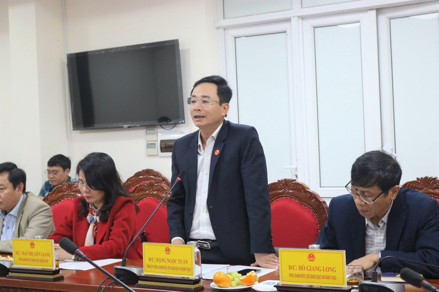 Ông Đặng Ngọc Tuấn, Giám đốc Sở GD&ĐT Quảng Bình phát biểu tại hội nghị. Ông Đặng Ngọc Tuấn, Giám đốc Sở GD&ĐT Quảng Bình phát biểu tại hội nghị.