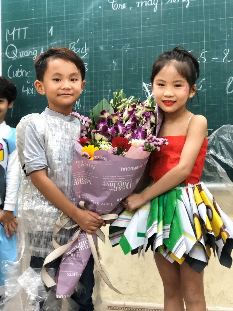 Chúc mừng bạn đã trình diễn thời trang thành công Chúc mừng bạn đã trình diễn thời trang thành công