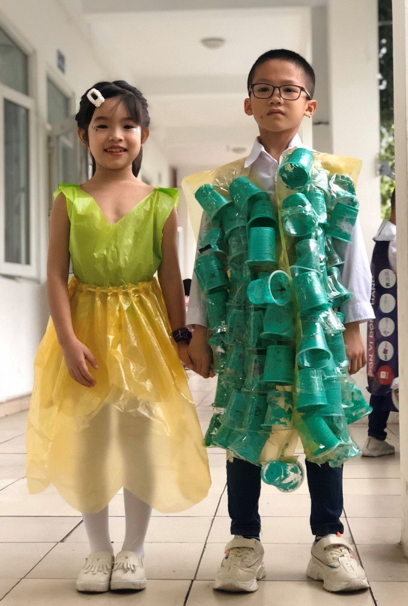 Được tạo dựng từ ý tưởng bảo vệ môi trường những “mẫu nhí” không chuyên của trường tiểu học Đại Từ (Hà Nội) đã mang đến thông điệp ý nghĩa chung tay bảo vệ môi trường, hành tinh xanh của chúng ta Được tạo dựng từ ý tưởng bảo vệ môi trường những “mẫu nhí” không chuyên của trường tiểu học Đại Từ (Hà Nội) đã mang đến thông điệp ý nghĩa chung tay bảo vệ môi trường, hành tinh xanh của chúng ta