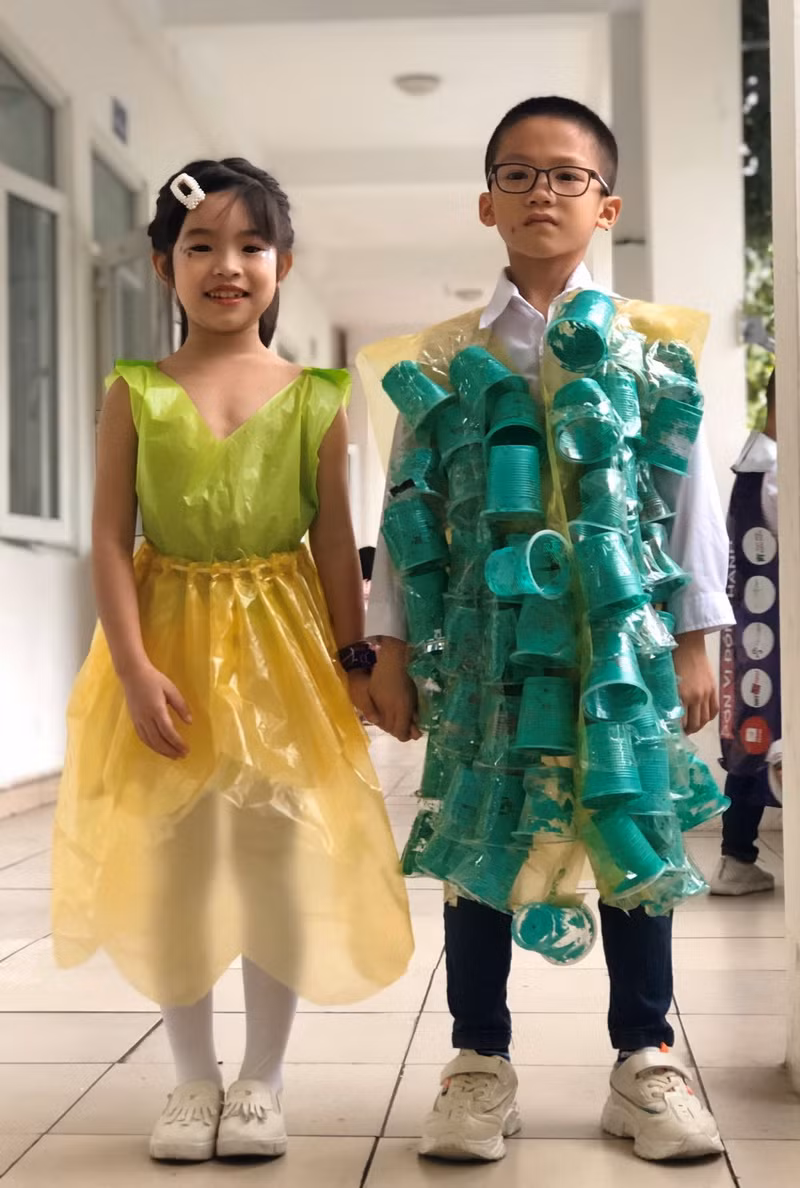 Được tạo dựng từ ý tưởng bảo vệ môi trường những “mẫu nhí” không chuyên của trường tiểu học Đại Từ (Hà Nội) đã mang đến thông điệp ý nghĩa chung tay bảo vệ môi trường, hành tinh xanh của chúng ta
