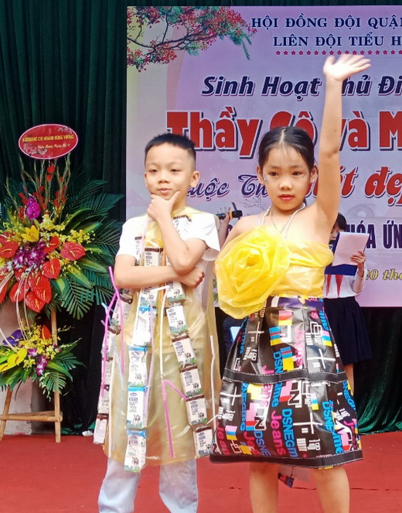 Các loại rác tưởng chừng như không ai sử dụng như: bao bì, ny-lon, ống hút, giấy vụn…. trở thành những bộ dạ hội sang trọng, quý phái và được những người mẫu không chuyên trình diễn như một sàn catwalk thực thụ Các loại rác tưởng chừng như không ai sử dụng như: bao bì, ny-lon, ống hút, giấy vụn…. trở thành những bộ dạ hội sang trọng, quý phái và được những người mẫu không chuyên trình diễn như một sàn catwalk thực thụ