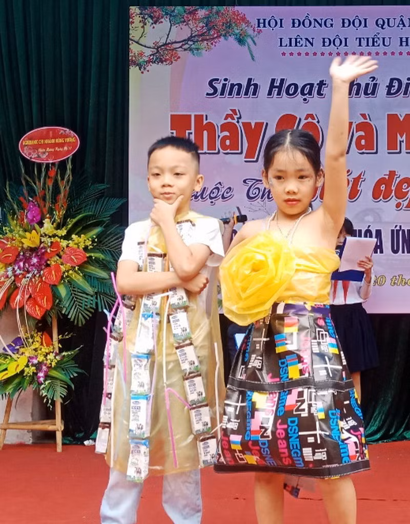 Các loại rác tưởng chừng như không ai sử dụng như: bao bì, ny-lon, ống hút, giấy vụn…. trở thành những bộ dạ hội sang trọng, quý phái và được những người mẫu không chuyên trình diễn như một sàn catwalk thực thụ