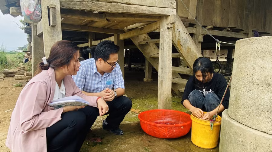 Thầy Định và cô Hồng cùng trao đổi, động viên Sanh, giúp em vững niềm tin để nuôi dưỡng ước mơ tiếp tục đến trường (ảnh: Thành Tâm).