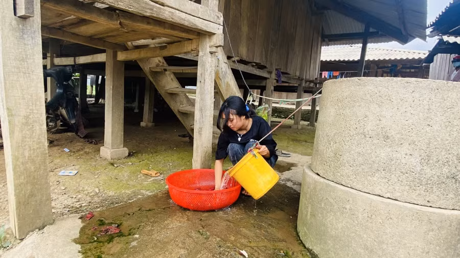 Sanh luôn tự làm hết mọi việc trong gia đình để giúp mẹ chăm sóc các em (ảnh: Thành Tâm).