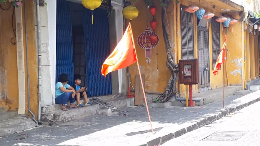 Người dân trong phố cổ thư giãn, hóng gió mát ngay trước cửa nhà.