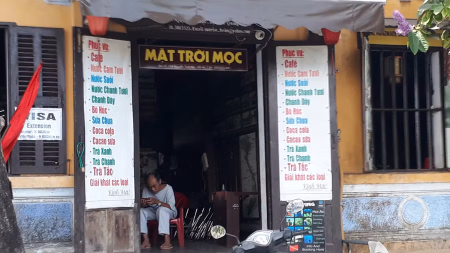 Hàng quán vỉa hè tại tuyến đường Phan Chu Trinh, Lê Lợi đều thưa thớt khách, người bán hàng nghiêm túc đeo khẩu trang phòng, chống dịch Covid-19.