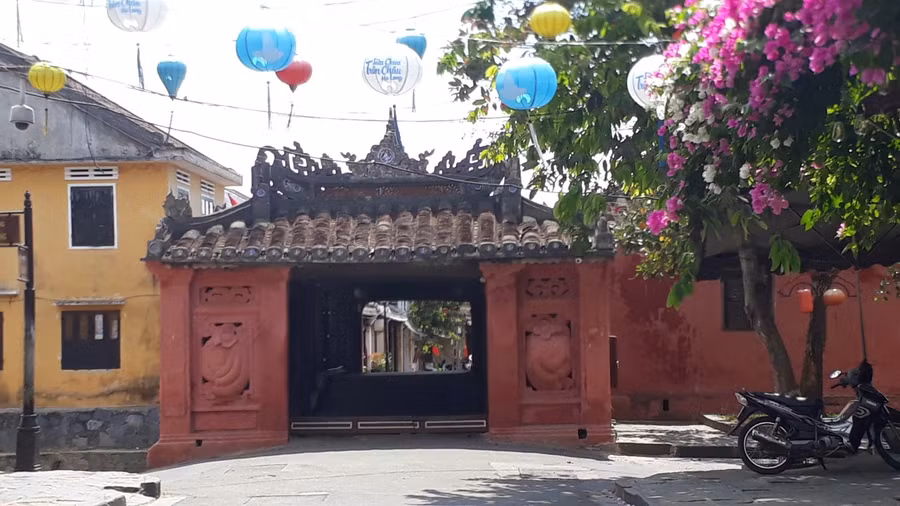 Các điểm du lịch tại phố cổ Hội An đều vắng bóng du khách. (Trong ảnh: Chùa Cầu vắng bóng người qua lại).