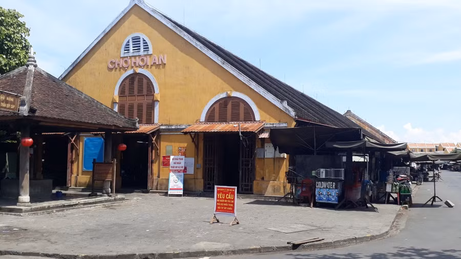 Bảng khuyến cáo 5K được đặt ngay tại cổng chợ để nhắc nhở người dân đeo khẩu trang, khử khuẩn trước khi vào chợ.