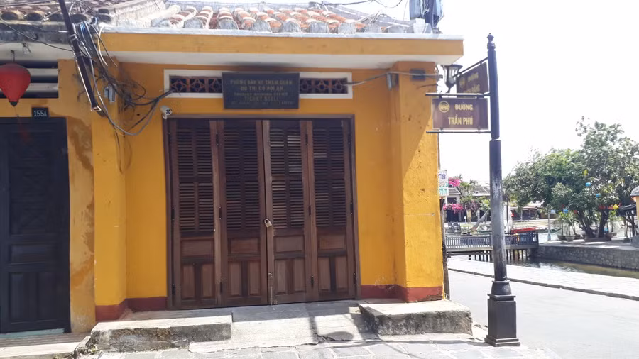 Phòng bán vé tham quan cho du khách ngừng hoạt động.