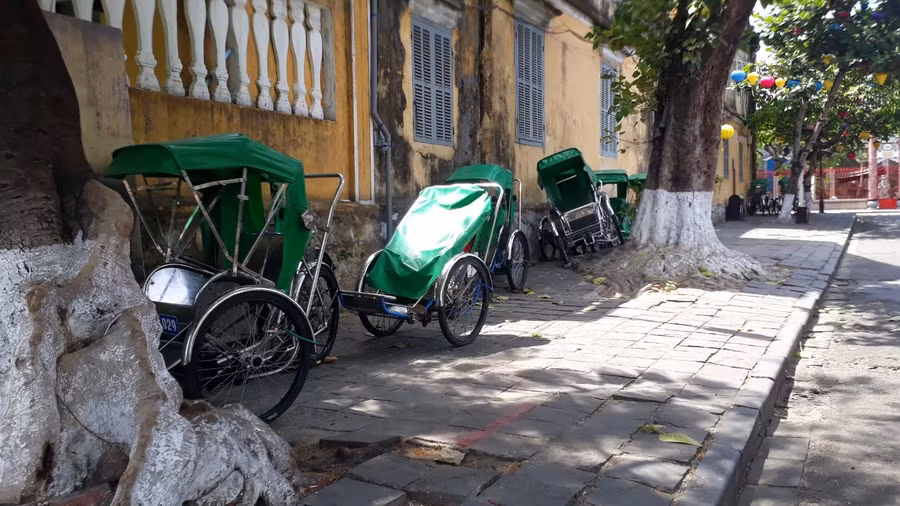 Xích lô là phương tiên mưu sinh của người dân phố cổ nằm im nơi vỉa hè.