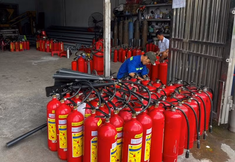 Số lượng lớn bình cứu hỏa không rõ nguồn gốc xuất xứ.