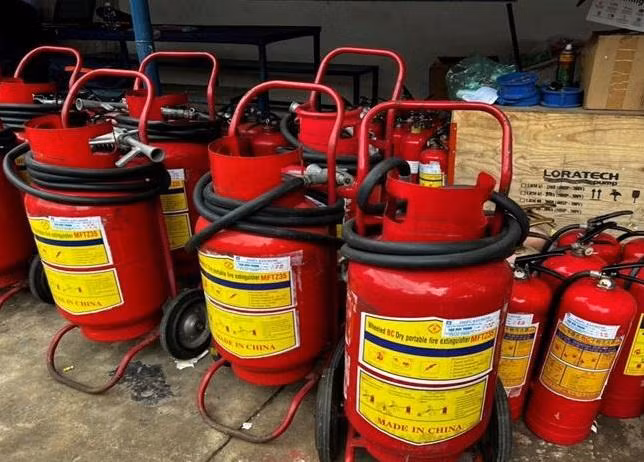 Các thiết bị cứu hỏa chưa có tem kiểm định chất lượng.