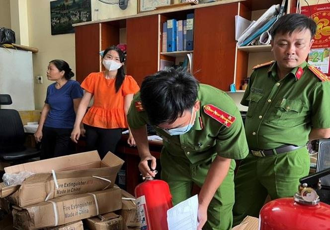 Cơ quan chức năng tiến hành kiểm tra tại 1 cơ sở kinh doanh. Cơ quan chức năng tiến hành kiểm tra tại 1 cơ sở kinh doanh.