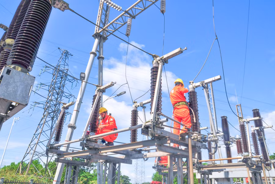 Cán bộ, nhân viên Công ty Thủy điện Quảng Trị duy tu, sửa chữa các thiết bị.