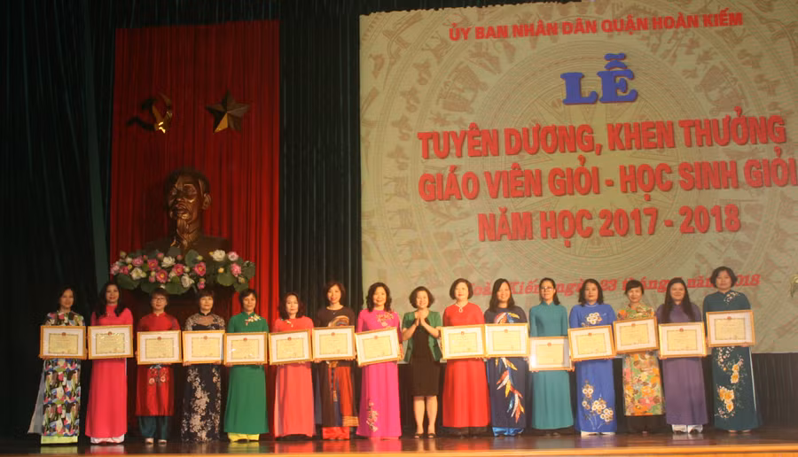 Đại diện 15 trường có thành tích xuất sắc đón nhận khen thưởng tại buổi lễ