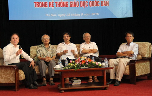 PGS.TS Lê Phước Minh - Phó Giám đốc Học viện Quản lý Giáo dục (ngoài cùng bên trái) -chủ trì và dẫn dắt buổi Tọa đàm