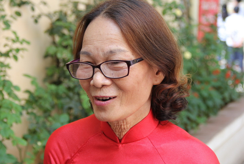 Nhà giáo Tôn Nữ Quỳnh Dương chia sẻ với phóng viên bên lề Lễ trao giải. Nhà giáo Tôn Nữ Quỳnh Dương chia sẻ với phóng viên bên lề Lễ trao giải.