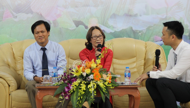 Nhà giáo Tôn Nữ Quỳnh Dương và thầy Trần Văn Toản (tác giải bài bài viết về cô Dương) giao lưu với khán giả. Nhà giáo Tôn Nữ Quỳnh Dương và thầy Trần Văn Toản (tác giải bài bài viết về cô Dương) giao lưu với khán giả.