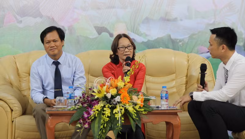 Nhà giáo Tôn Nữ Quỳnh Dương và thầy Trần Văn Toản (tác giải bài bài viết về cô Dương) giao lưu với khán giả.