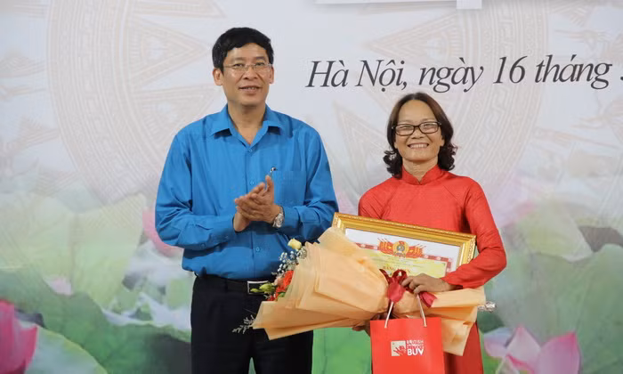 Ông Vũ Minh Đức - Chủ tịch Công đoàn GD Việt Nam trao giải nhật vật tiêu biểu cho nhà giáo Tôn Nữ Quỳnh Dương.