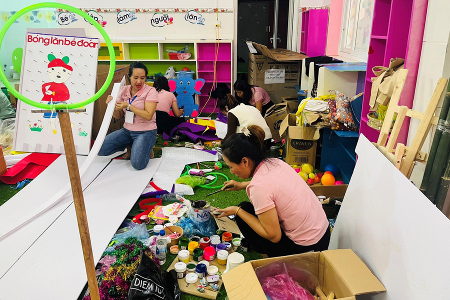 Các cô giáo đến từ phòng GD&ĐT huyện M'Drắk thực hiện phần thi tại Hội thi. Các cô giáo đến từ phòng GD&ĐT huyện M'Drắk thực hiện phần thi tại Hội thi.