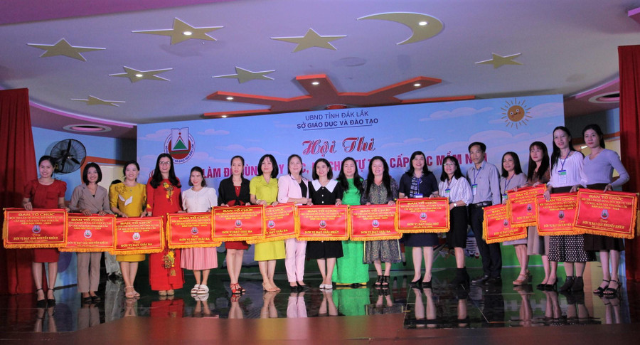 Ban tổ chức trao giải cho các đơn vị tham gia hội thi. Ban tổ chức trao giải cho các đơn vị tham gia hội thi.