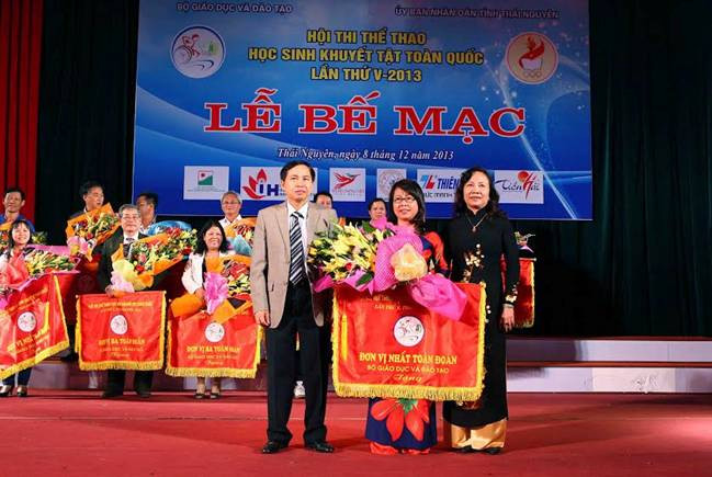 Thứ trưởng Nguyễn Thị Nghĩa và Phó Bí thư tỉnh ủy Thái Nguyên Dương Ngọc Long trao cờ - hoa lưu niệm cho đoàn VĐV Thái Nguyên đoạt giải Nhất toàn đoàn Thứ trưởng Nguyễn Thị Nghĩa và Phó Bí thư tỉnh ủy Thái Nguyên Dương Ngọc Long trao cờ - hoa lưu niệm cho đoàn VĐV Thái Nguyên đoạt giải Nhất toàn đoàn