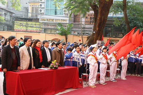 Các đại biểu thực hiện nghi thức chào cờ Các đại biểu thực hiện nghi thức chào cờ