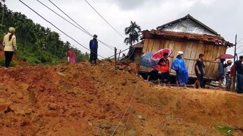 Sạt lở đất đe dọa tính mạng học sinh ở Sơn Tây (Quảng Ngãi)
