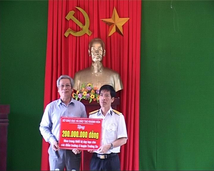Khánh Hòa: Trao tiền mua thiết bị dạy học cho Trường Sa