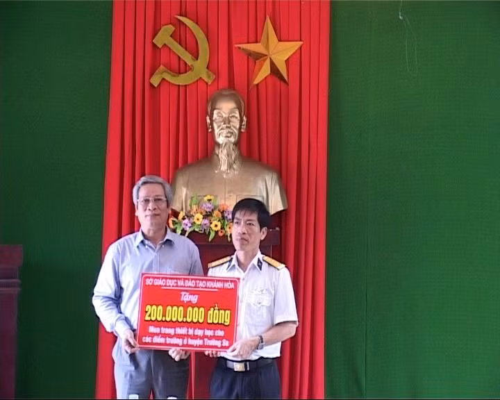 Khánh Hòa: Trao tiền mua thiết bị dạy học cho Trường Sa