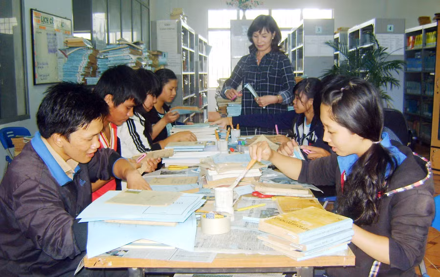 Tình nguyện vào thư viện… xếp sách