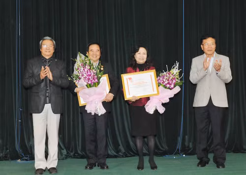 Phó Chủ tịch T.Ư Hội Chữ thập đỏ Việt Nam Nguyễn Hữu Hồng và Bộ trưởng Phạm Vũ Luận trao Kỷ niệm chương Vì Sự nghiệp Chữ thập đỏ Việt Nam cho Thứ trưởng Trần Quang Quý và Thứ trưởng Nguyễn Thị Nghĩa.